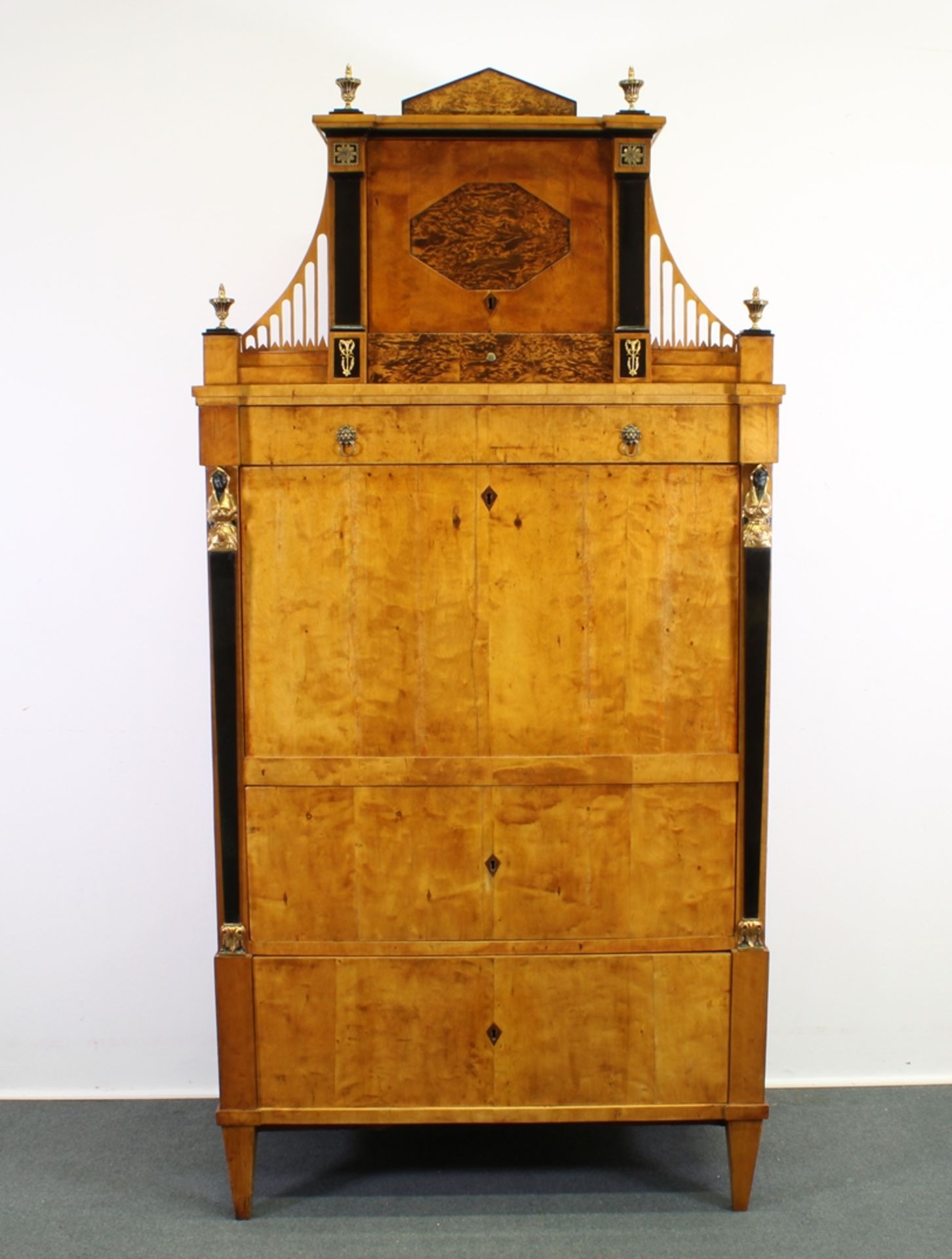 Biedermeier-Sekretär, Wien, um 1820, Birke massiv sowie geflammt furniert, geschnitzte Karyatiden u - Bild 2 aus 7