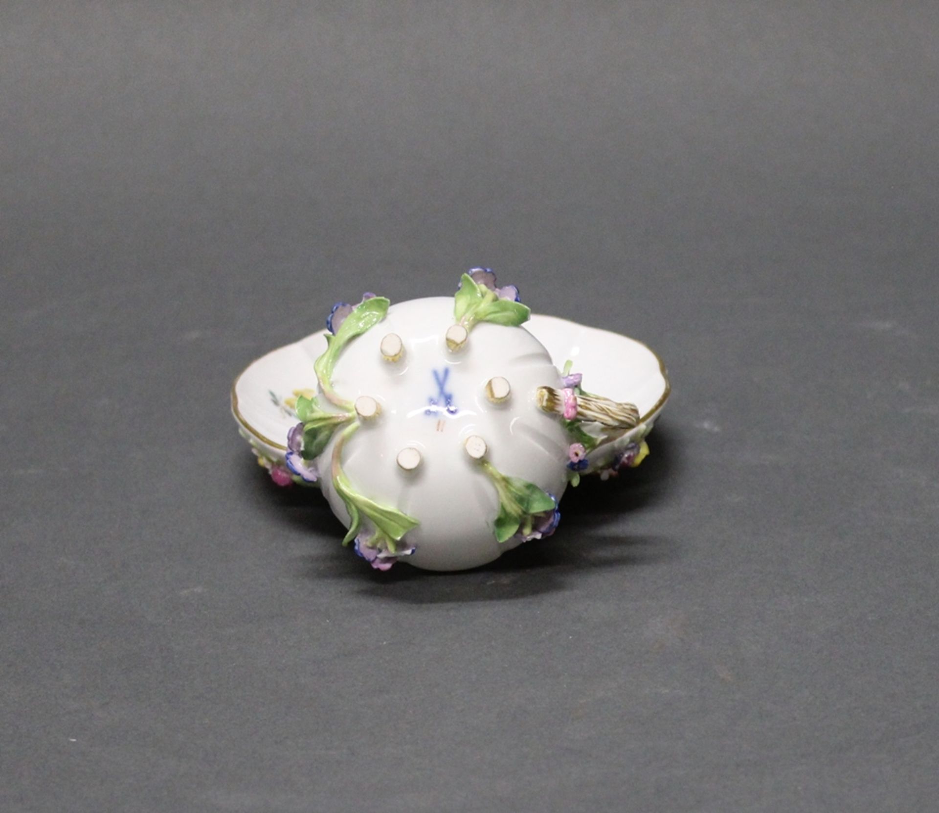 Mokkatasse mit Untertasse, Meissen, Schwertermarke, 1850-1924, 1. Wahl, belegt mit plastischen Blüt - Bild 2 aus 2