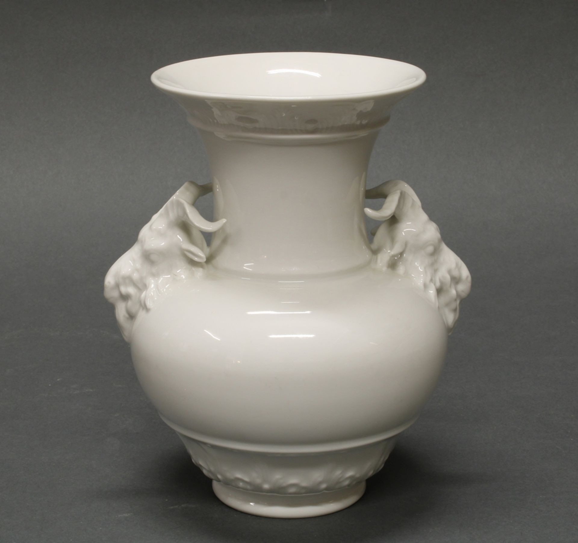 Vase, KPM Berlin, Weißporzellan, Schulter mit zwei Bocksprotomen, 17 cm hoch