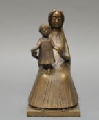 Bronze, goldbraun patiniert, "Sitzende Mutter mit Kind", 24 cm hoch, verso undeutlich bezeichnet