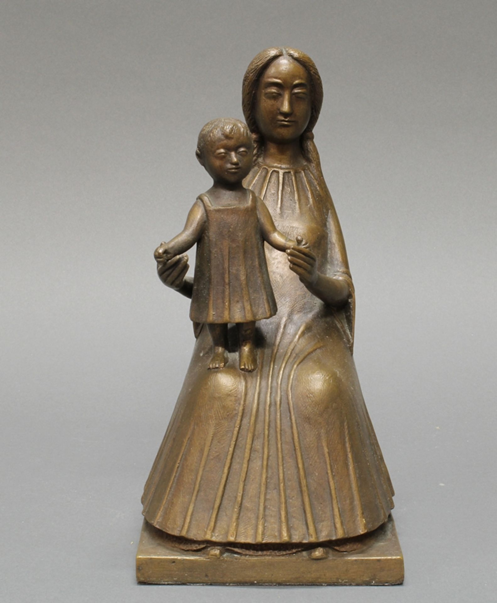 Bronze, goldbraun patiniert, "Sitzende Mutter mit Kind", 24 cm hoch, verso undeutlich bezeichnet