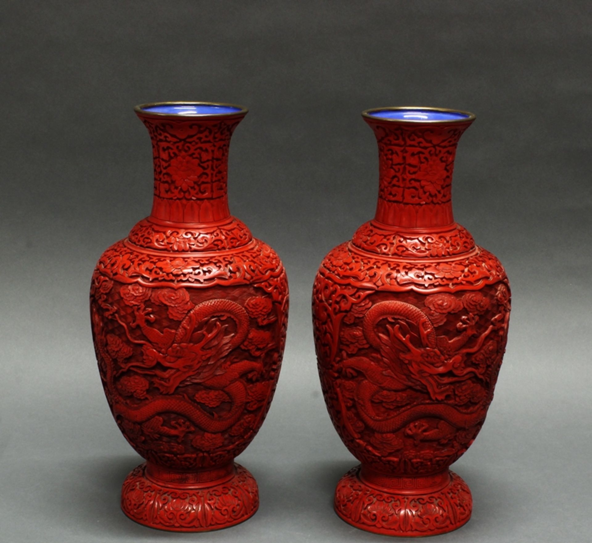 Paar Balustervasen, China, neuzeitlich, roter Schnitzlack auf Metall, Reserven mit Drachen zwischen