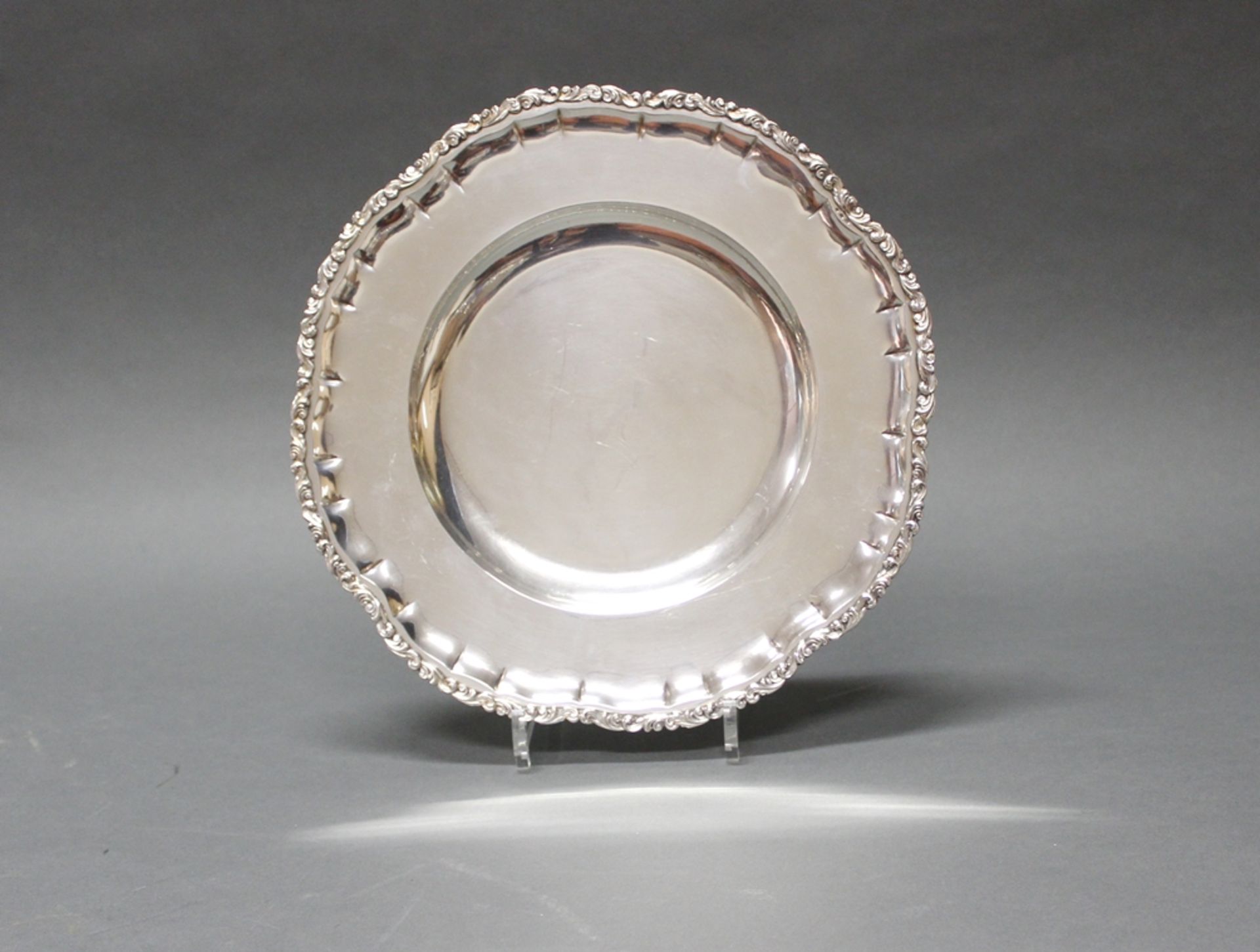 Platte, Silber 800, Österreich, geschweifter Rand mit Rankenwerk, glatter Spiegel, ø 31 cm, ca. 628