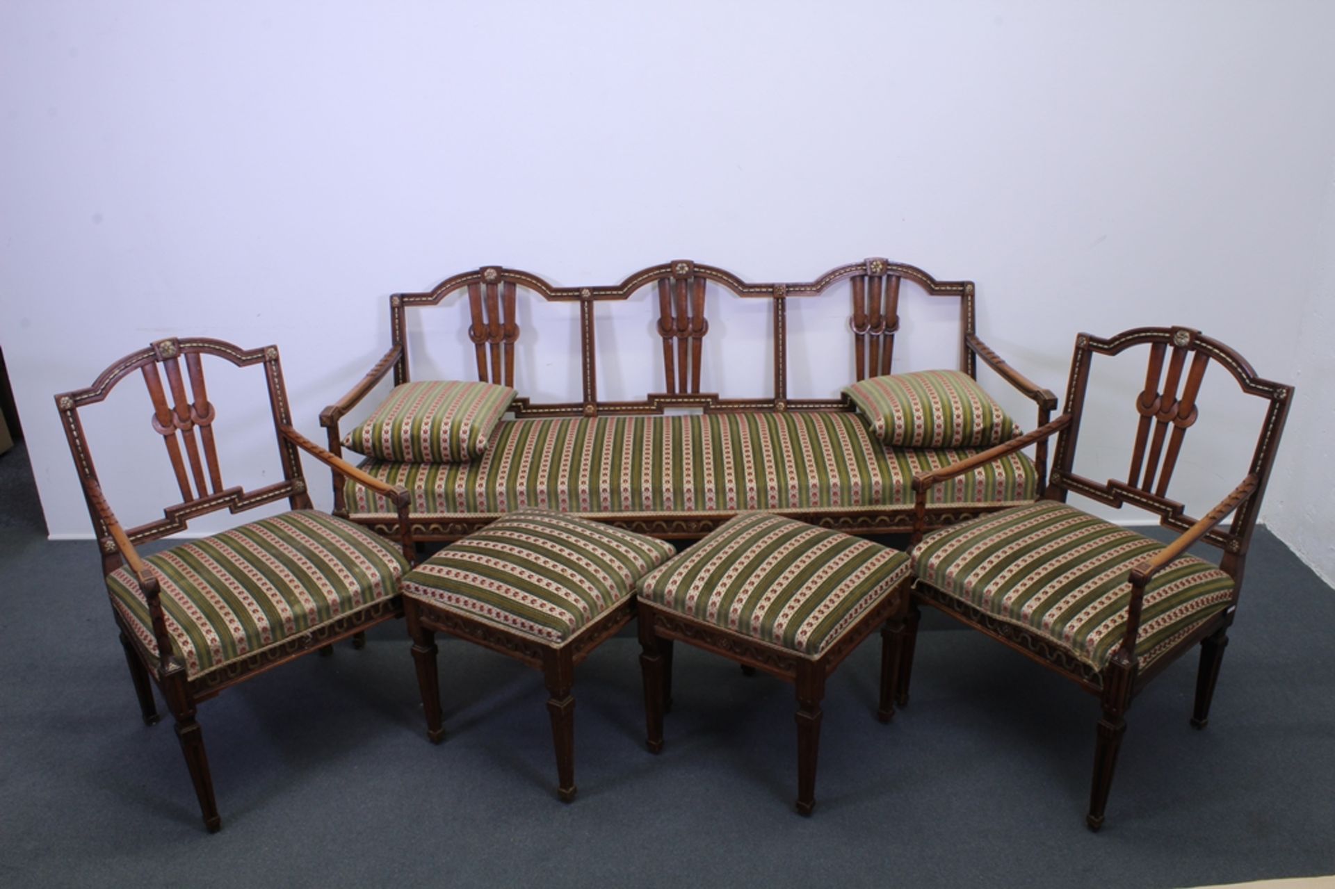 Klassizistische Sitzgruppe, Louis XVI, geschnitzt, wohl um 1800, eine Sitzbank, zwei Fauteuils, zwe