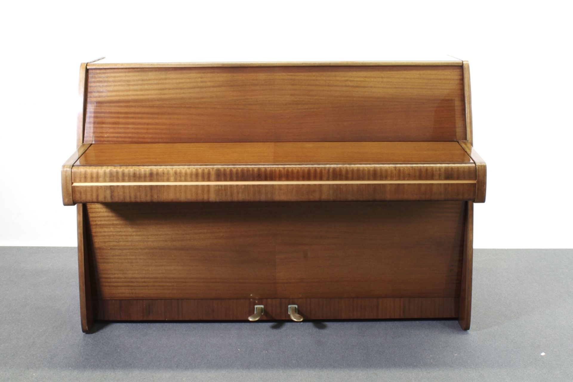 Klavier, Steinway & Sons Hamburg, um 1960, Modell F-104, Mahagoni horizontal gemasert, Nr. 395723,  - Bild 2 aus 2