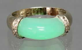 Ring, GG 585, Chrysopras, 6 kleine Diamanten, 3 g, RM 17