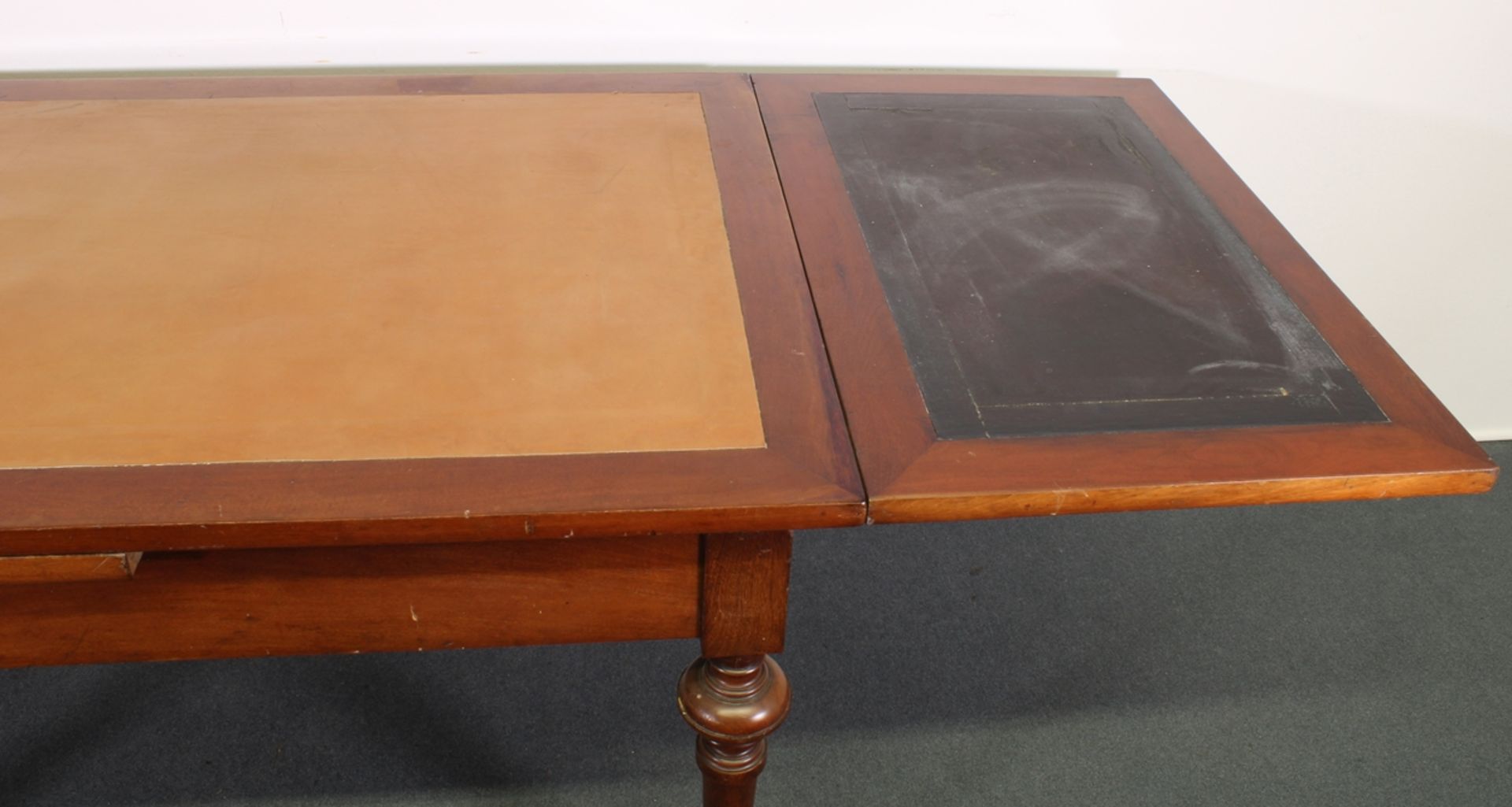 Schreibtisch mit Ledereinlage, 19. Jh., Mahagoni, ein Zargen-Schub in kurzer Seite, beidseitig zu j - Bild 3 aus 4