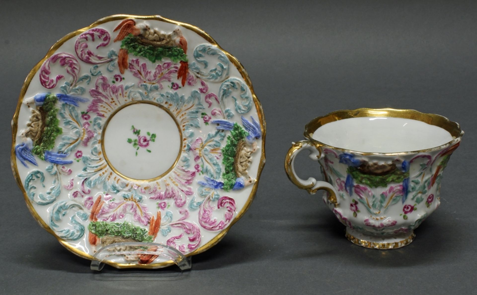 Tasse mit Untertasse, Meissen, Schwertermarke, 19. Jh., Reliefdekor mit Vogelnestern, polychrom, Go - Bild 2 aus 3