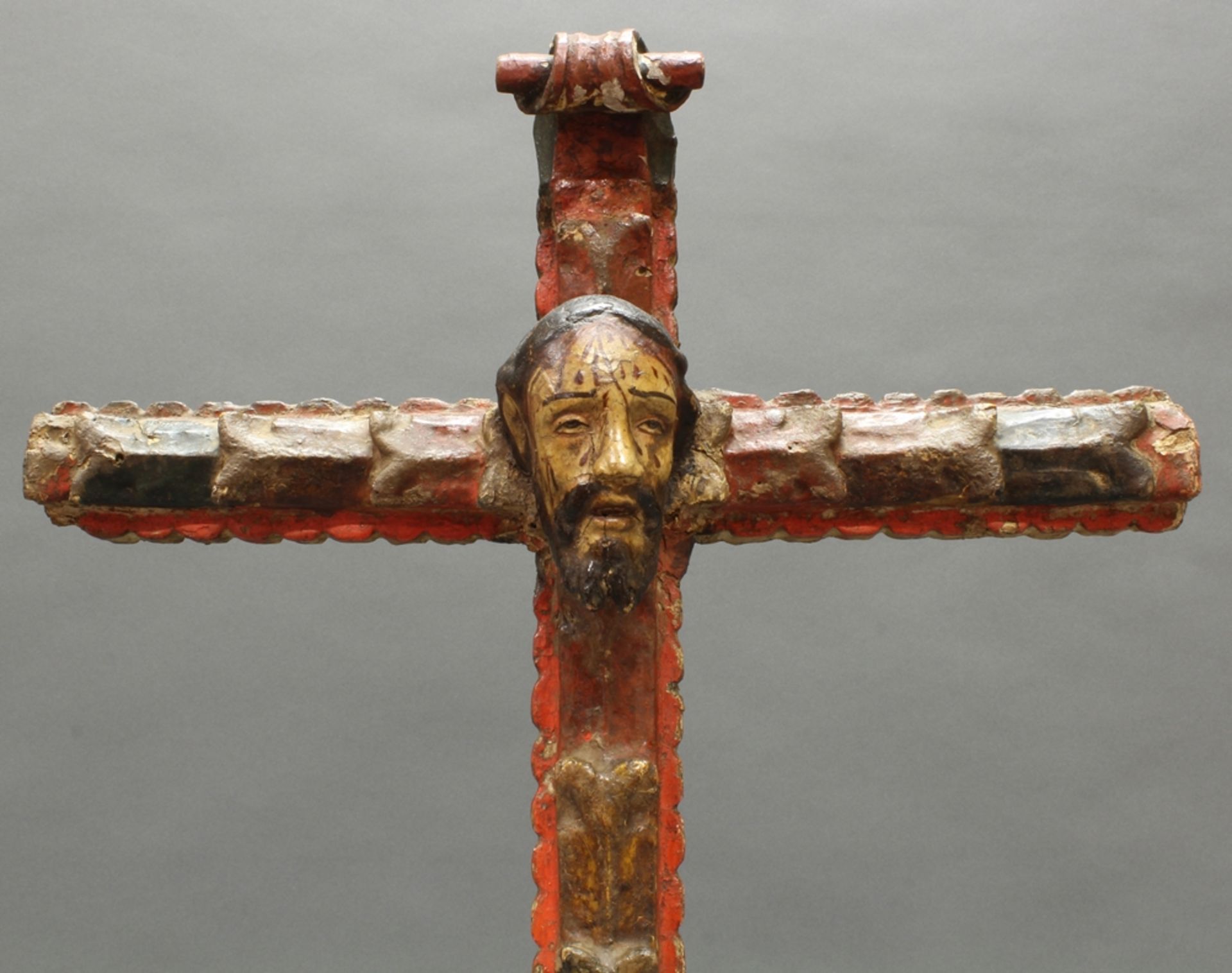 Kreuz mit dem "Haupt Christi", Holz geschnitzt und farbig gefasst, Peru, 18. Jh., H. 62 cm und B. 3 - Bild 3 aus 4