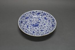 Schale, China, 18. Jh., Porzellan, blau-weißer Dekor mit dichten, stilisierten Blüten, 6.5 cm hoch,