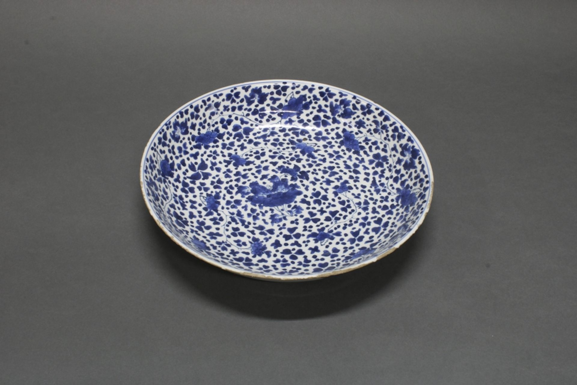 Schale, China, 18. Jh., Porzellan, blau-weißer Dekor mit dichten, stilisierten Blüten, 6.5 cm hoch,