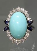 Ring, WG 750, 1 ovaler Türkis-Cabochon ca. 19.5 x 13 mm, 18 Brillanten zus. ca. 1.0 ct., alle etwa 