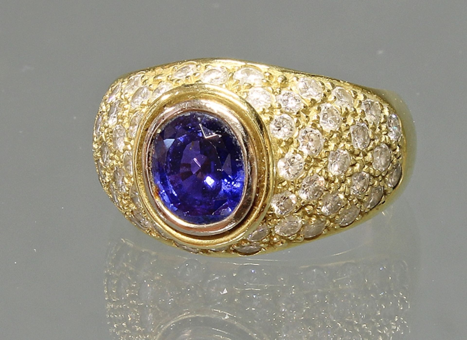 Ring, GG 750, 1 ovaler facettierter Saphir ca. 2.60 ct., feine Provenienz, 52 Brillanten zus. ca. 1 - Bild 2 aus 2