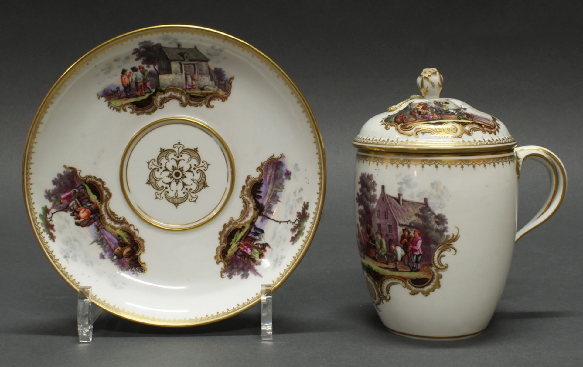 Große Deckeltasse mit Untertasse, Meissen, Marcolini-Schwertermarke, farbige Lupenmalerei mit Bauer