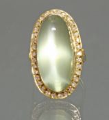 Ring, GG 585, 1 ovaler indischer Mondstein ca. 36.5 ct., 34 Achtkant-Diamanten zus. ca. 0.35 ct., e