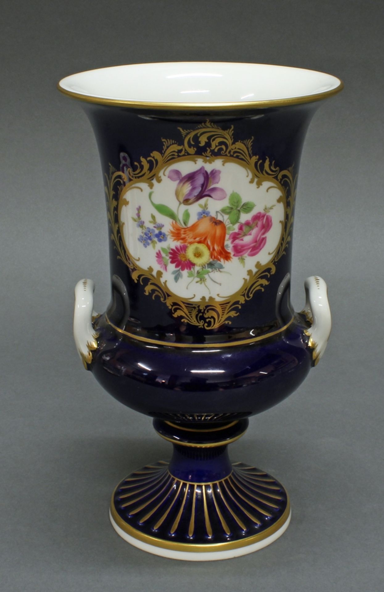 Vase, Meissen, Schwertermarke, 1. Wahl, Kraterform, königsblauer Fond, Goldreserve mit bunten Blume