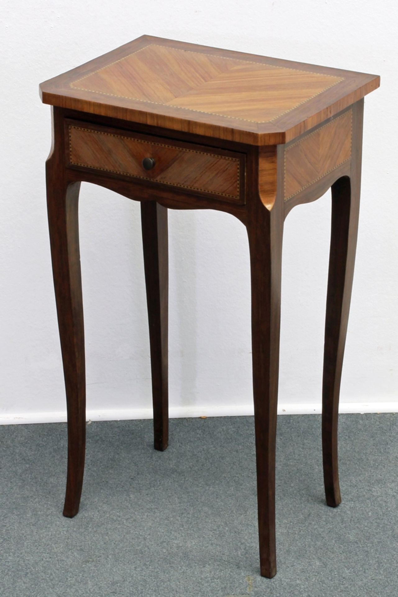 Kleiner Beistelltisch/Hall Table, England um 1900, Palisander furniert, Bandeinlagen, leicht geschw