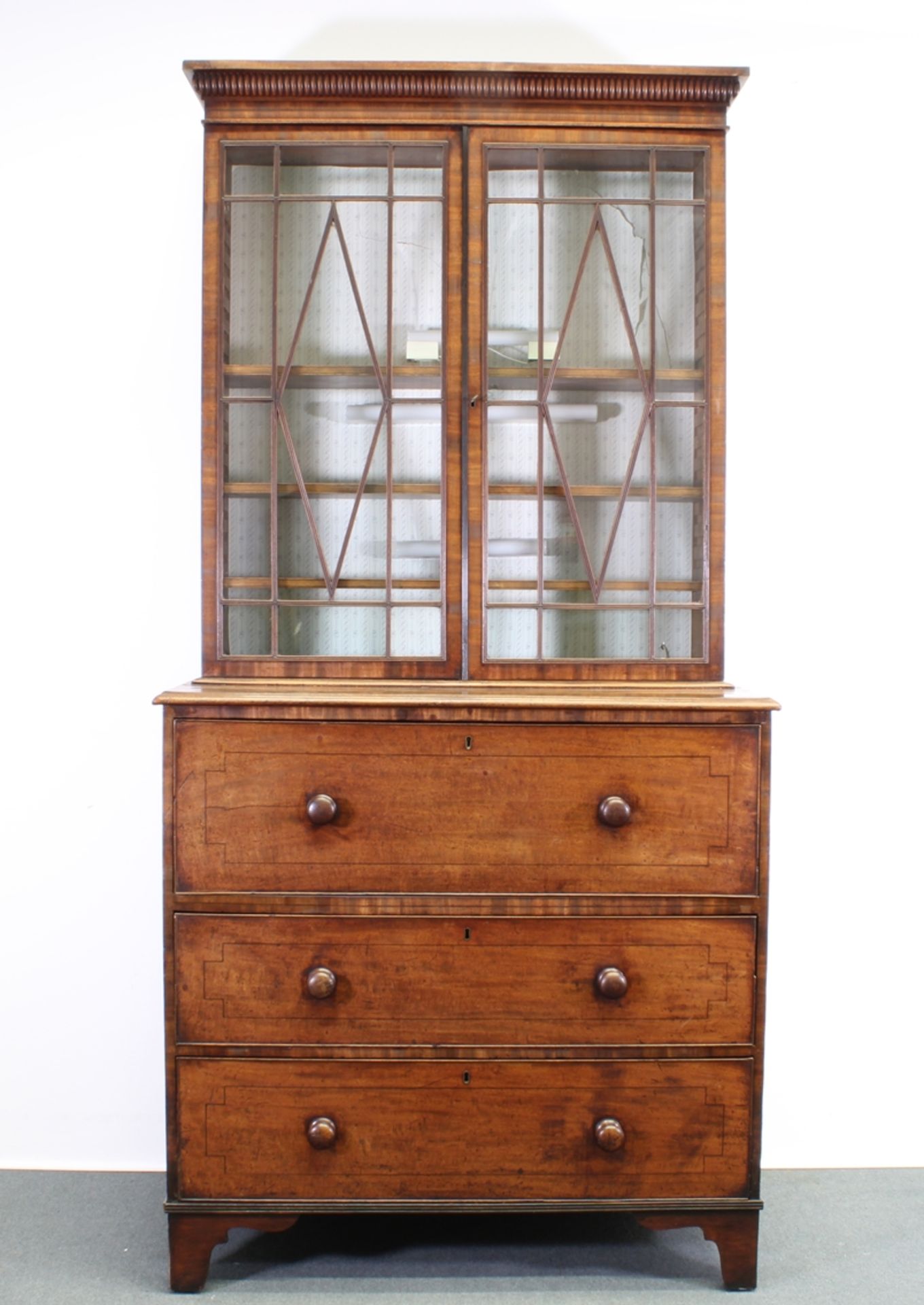 Aufsatz-Schreibkommode / "Secretaire Bookcase", England, frühes 19. Jh., Mahagoni, Unterteil mit dr - Bild 2 aus 3