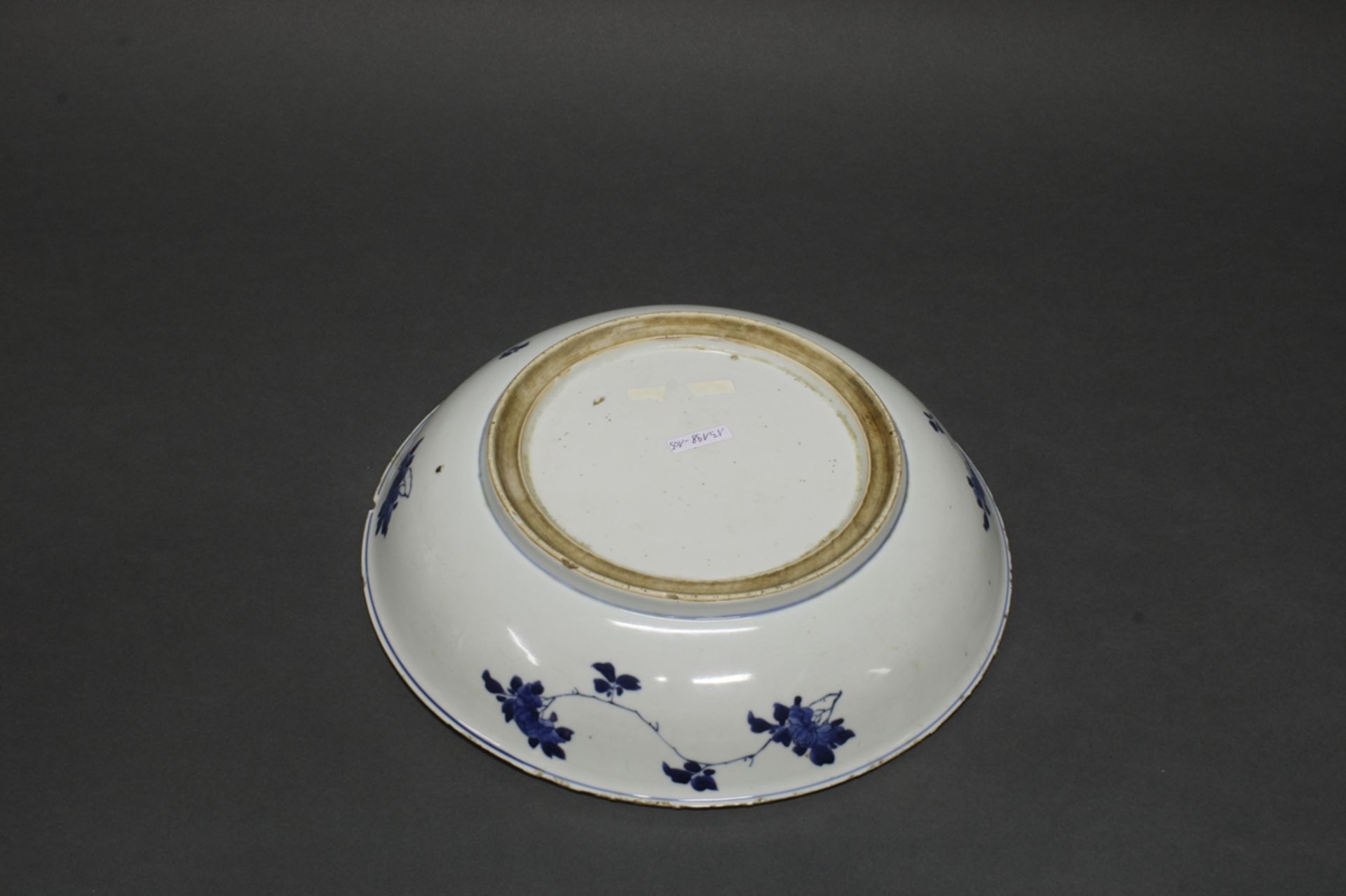 Schale, China, 18. Jh., Porzellan, blau-weißer Dekor mit dichten, stilisierten Blüten, 6.5 cm hoch, - Image 2 of 2