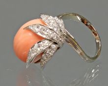 Ring, 'Blütenkelch', WG 750, Engelhaut-Koralle, 25 Besatzdiamanten, 11 g, RM 17.5