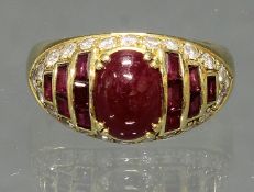 Ring, GG 750, 1 ovaler Rubin-Cabochon, 12 rechteckig facettierte Rubine, 24 kleine Besatzdiamanten,