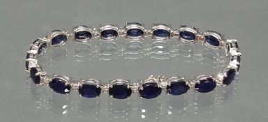 Armband, WG 750, 19 facettierte Saphire zus. ca. 30 ct., 38 Brillanten zus. ca. 0,50 ct, w/si, 19,5