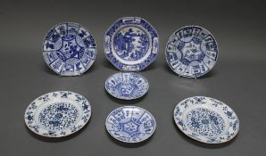 Konvolut 7 Teller, China, 18. Jh., Porzellan, blau-weiße Dekore, verschieden, Blüten, Landschaft, K