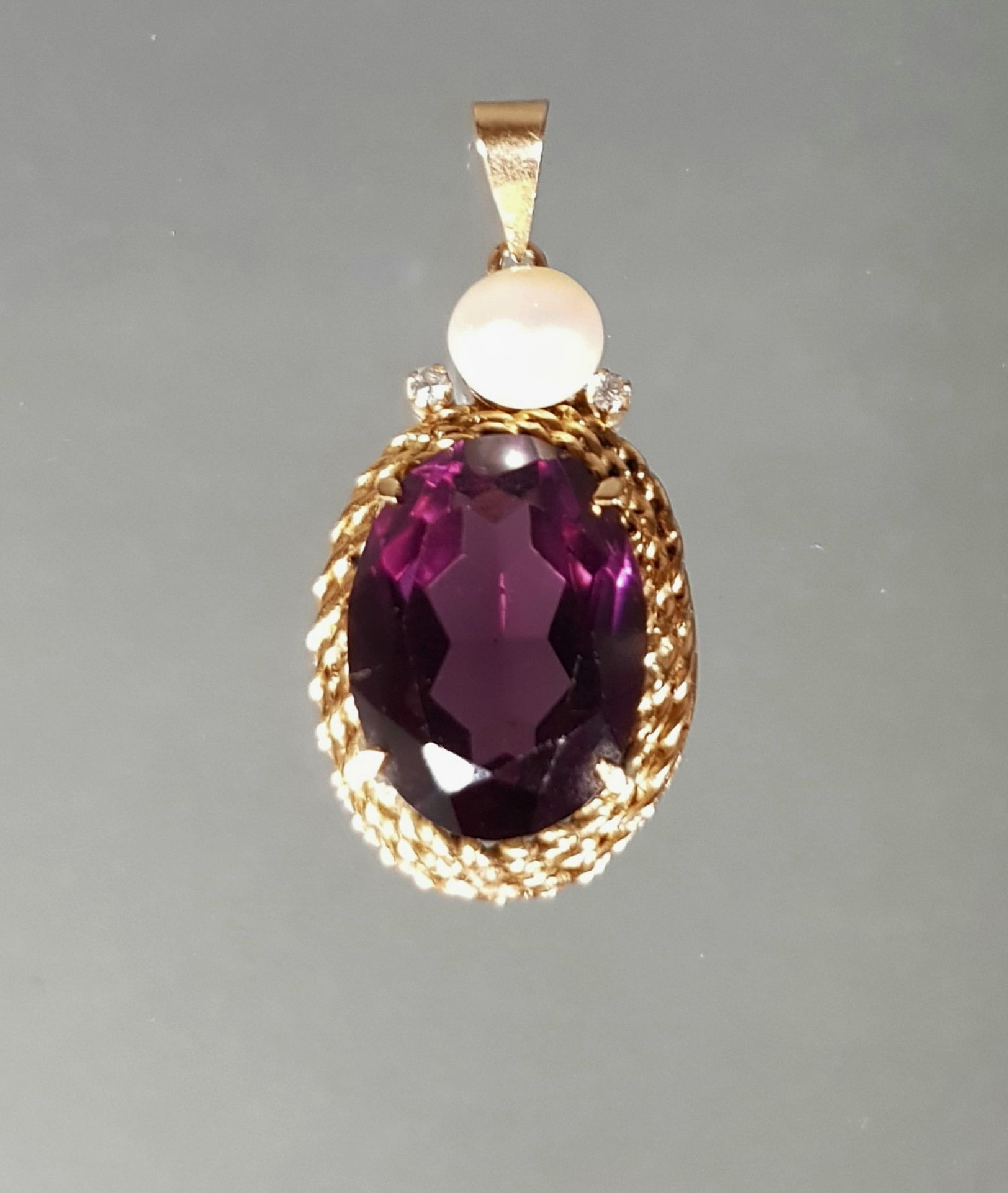 Anhänger, GG 750, oval facettierter Amethyst ca. 2 x 1.5 cm, Akoya-Zuchtperle ø 8 mm, 2 Besatz-Diam