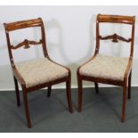 Paar Stühle, 19. Jh., Mahagoni, Fadeneinlagen, geschnitztes Lehndekor, H. 85 cm, restaurierter Zust