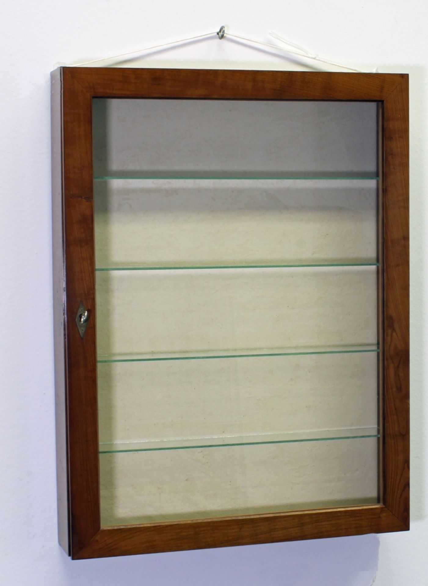 Hängevitrine, 19. Jh., mahagonifarben, Tür verglast, vier gläserne Einlegeböden, 80 x 60 x 12 cm, r