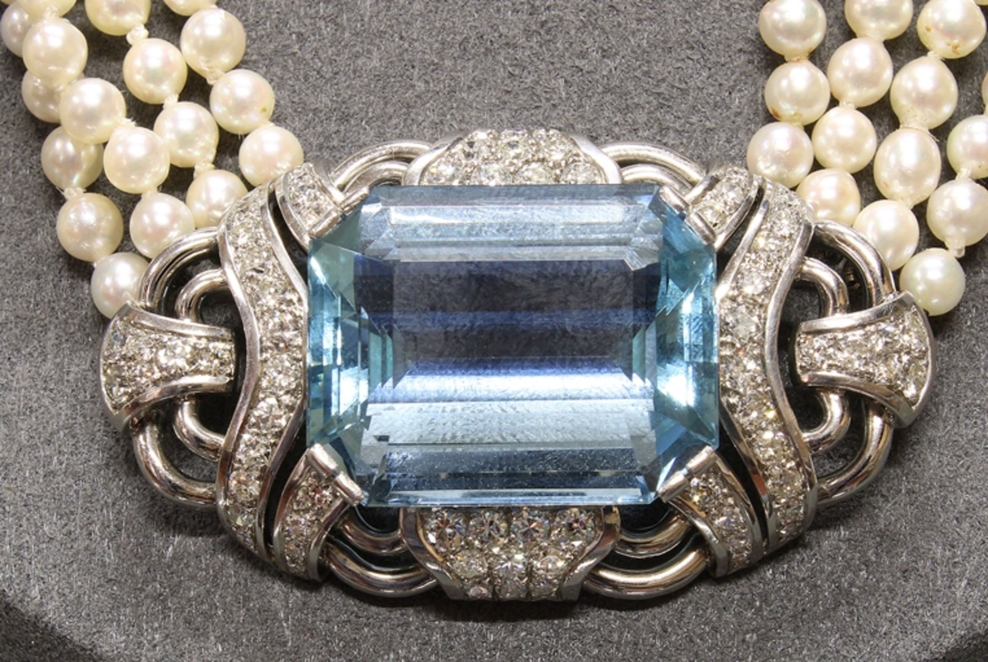 Collier de chien, 1950er/60er Jahre, Mittelteil Platin 950, 1 Aquamarin ca. 35 ct., Smaragdschliff, - Bild 2 aus 2