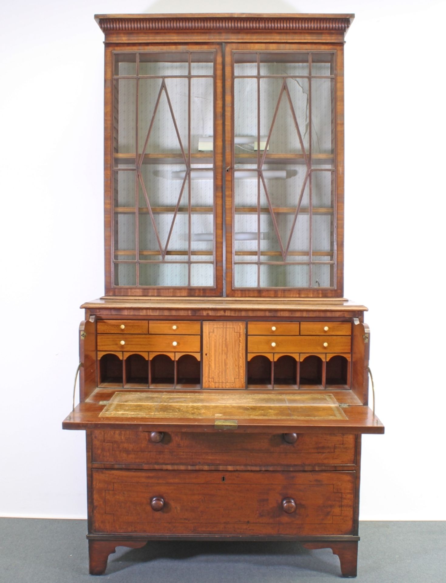 Aufsatz-Schreibkommode / "Secretaire Bookcase", England, frühes 19. Jh., Mahagoni, Unterteil mit dr