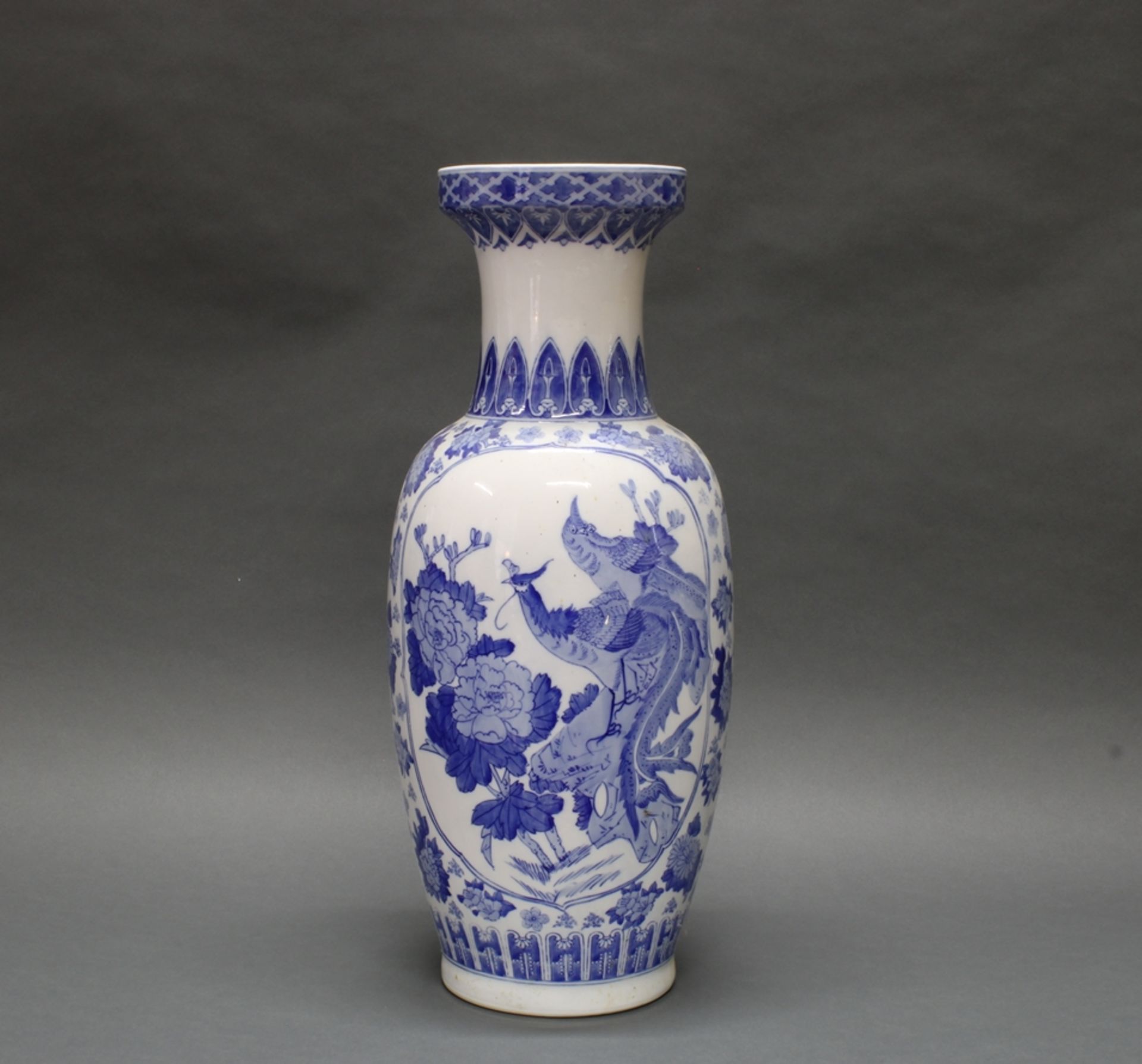 Balustervase, China, um 1900, Porzellan, blau-weißer Dekor mit Pfauen und Fasanenpaar in Reserven,