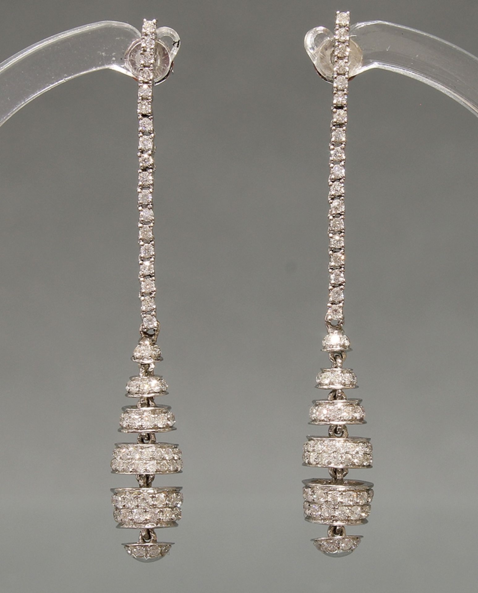 Paar Ohrgehänge, WG 750, Diamanten zus. ca. 1.70 ct., etwa w/si, 5 cm lang, 6 g