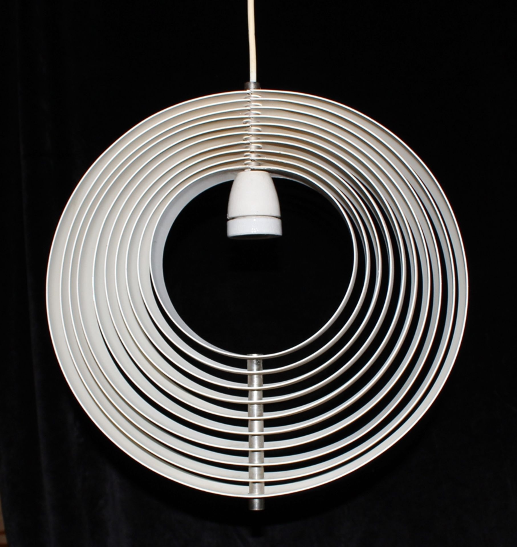 Deckenlampe, Design Verner Panton 1960, Modell Moon Lamp, klein, weiße Metall-Lamellen, einflammig,