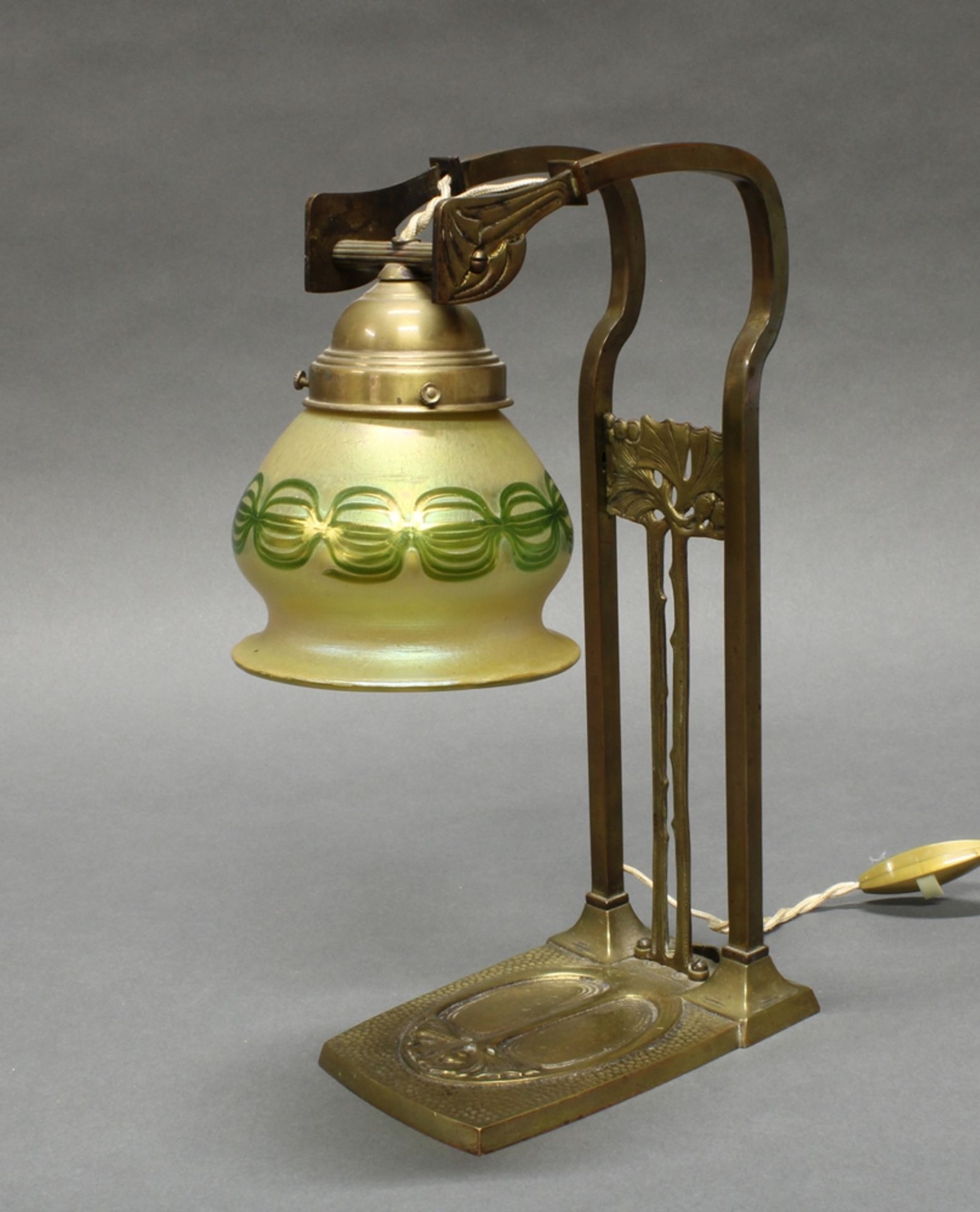Tischlampe, Jugendstil, 1920er Jahre, Messinggestell vegetabil verziert, gelblich-grüner Glasschirm