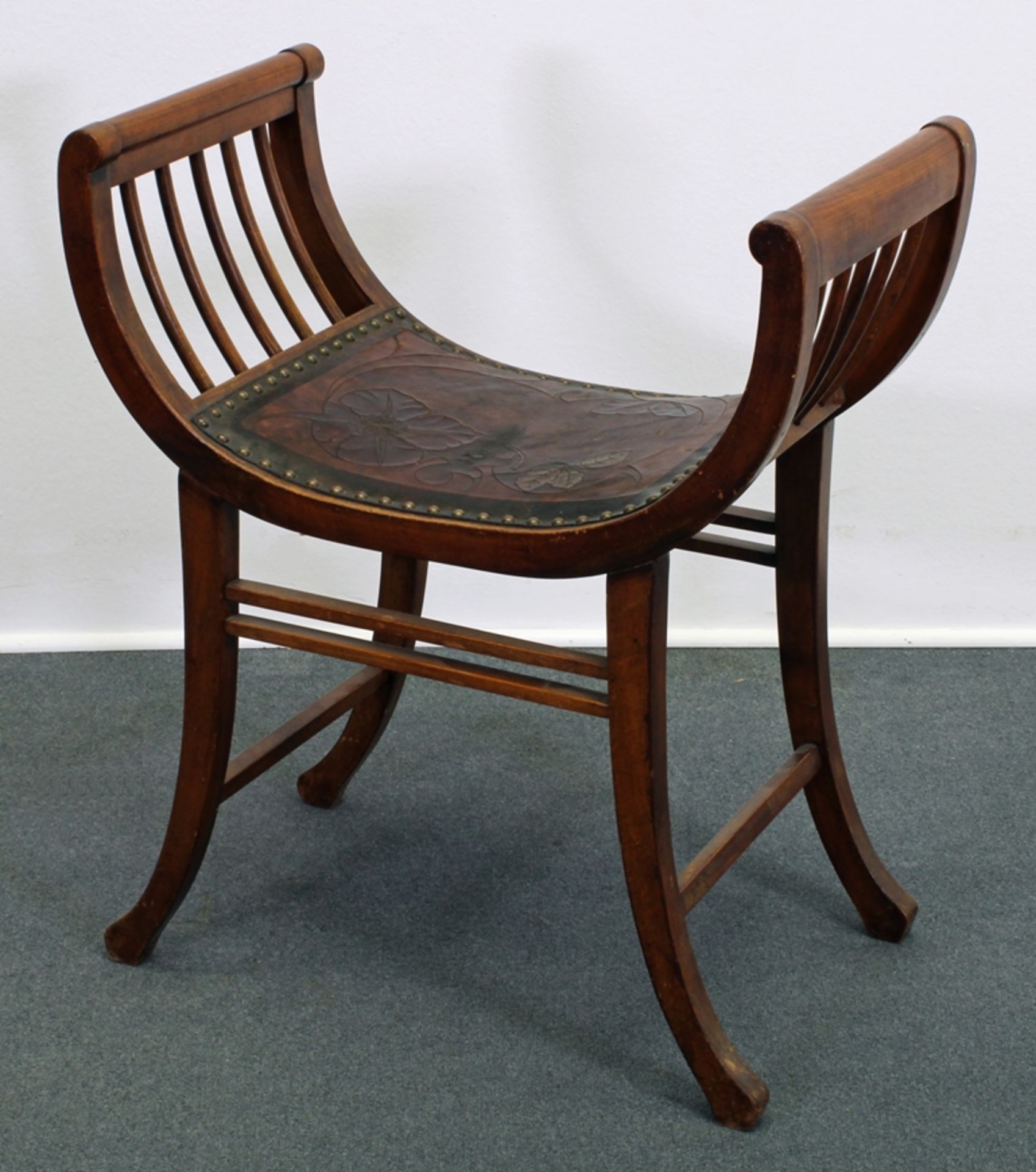 Sitzgondel, Thonet, um 1910/20, Buche, geprägter Ledersitz mit floralem Dekor, Ziernagelbeschlag, 5