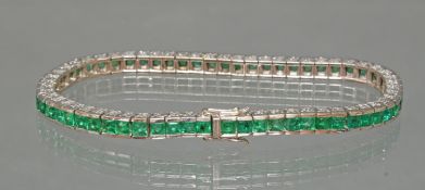 Rivièrenarmband, WG 750, 60 quadratisch facettierte Smaragde, seitliche Ränder fein graviert, 19.5 