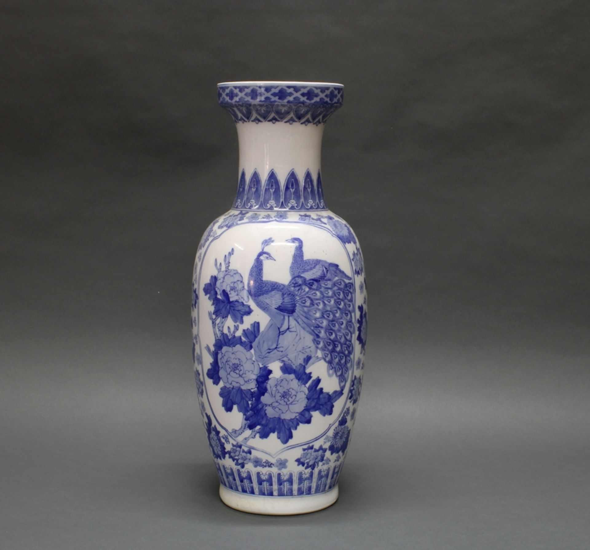 Balustervase, China, um 1900, Porzellan, blau-weißer Dekor mit Pfauen und Fasanenpaar in Reserven, - Image 2 of 2