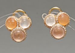 Paar Ohrclipse, Roségold 750, 2 runde orange Mondstein-Cabochons ø ca. 6 mm, 2 runde weiße Mondstei