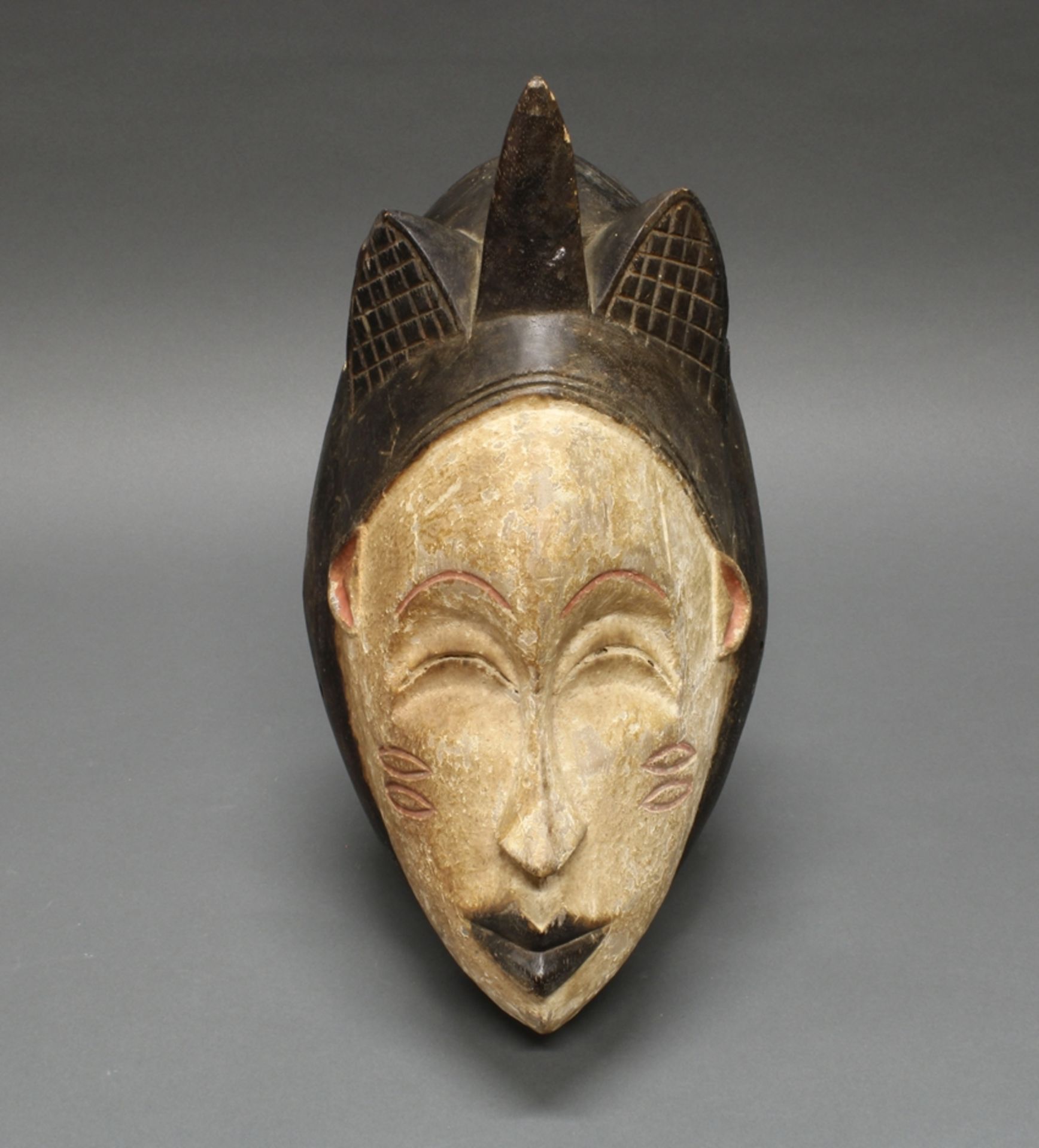 Maske, Punu, Gabun, Afrika, Holz, braun/weiße Bemalung, an den Wangen Tataos, 38 cm hoch. - Bild 2 aus 2