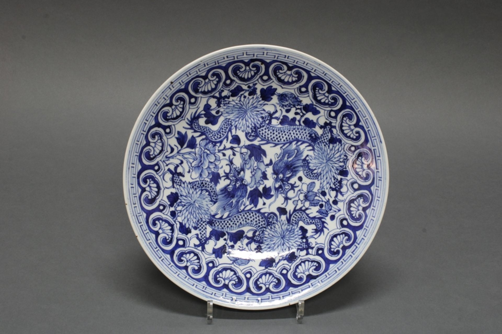 Platte, China, 2. Hälfte 19. Jh., Porzellan, Blau-Weiß, gegenständige Drachen auf Blütengrund, Fahn