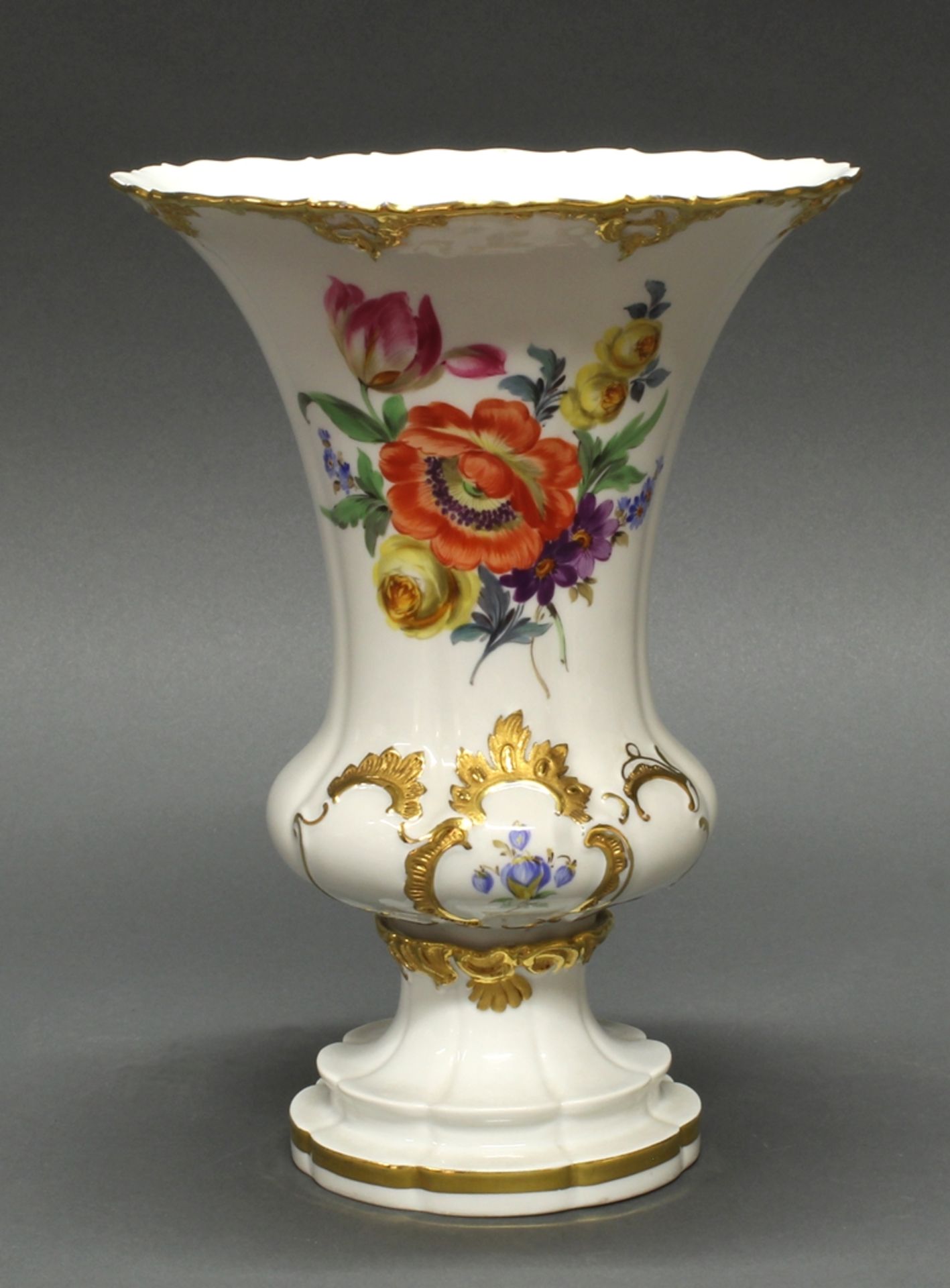 Vase, Meissen, Schwertermarke, 1924-1934, 1. Wahl, bunte Blumenbuketts auf weißem Grund, Goldbronze