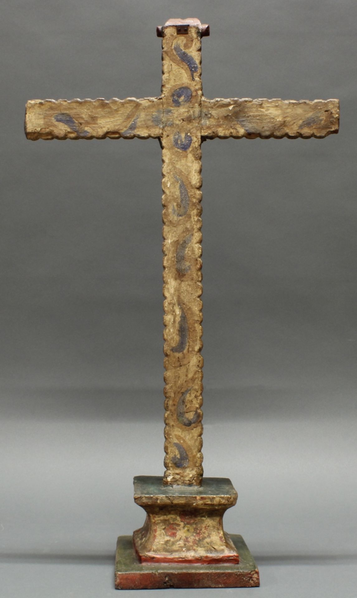 Kreuz mit dem "Haupt Christi", Holz geschnitzt und farbig gefasst, Peru, 18. Jh., H. 62 cm und B. 3 - Bild 4 aus 4