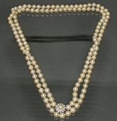 Perlenkette, 140 Akoya-Zuchtperlen ø ca. 9 mm, gutes Lüster, Schließe WG 750, 24 Brillanten zus. ca