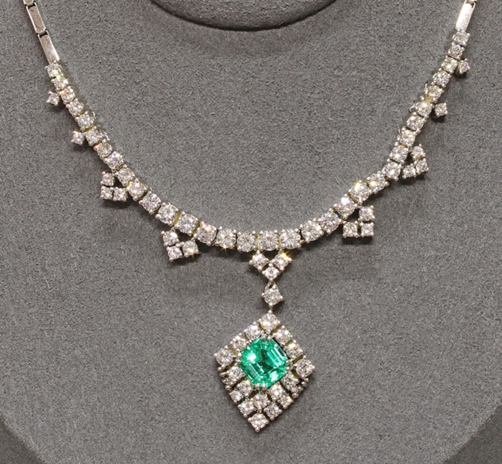 Collier, WG 750, achteckig facettierter Smaragd ca. 2,50 ct., 73 Brillanten, zus. ca. 4,00 ct., tw/