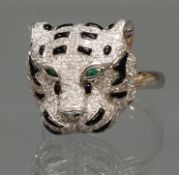 Ring, 'Pantherkopf', im Cartier Stil, WG 750, Diamanten zus. ca. 0.85 ct., etwa w/vs, Onyx, Smaragd