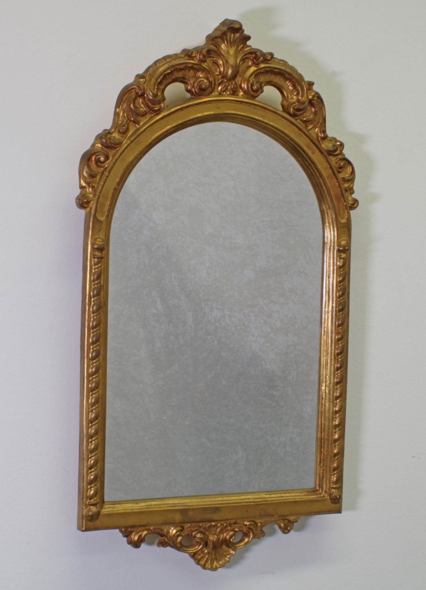 Wandspiegel, Louis XV-Stil, 20. Jh., gold gefasster Rahmen mit bekrönender Rocaille, 95 x 52 cm