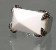 Ring, WG 750, 1 großer weißer Achat in Pyramidenform, schwarze Diamanten zus. ca. 0.88 ct., 17 g, R
