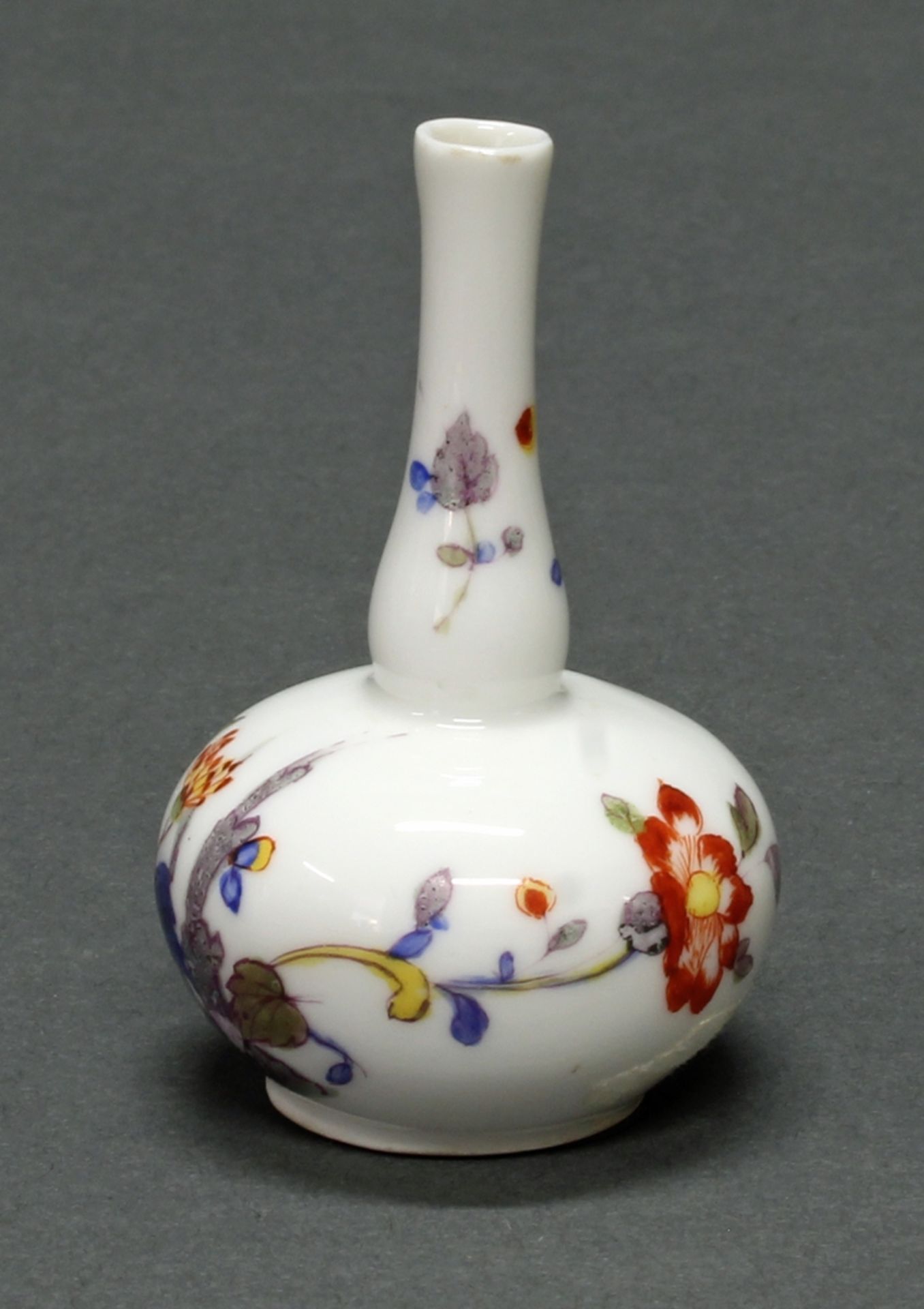 Miniaturvase, 20. Jh., blaue AR-Marke, polychromer Dekor, 7 cm hoch, etwas berieben